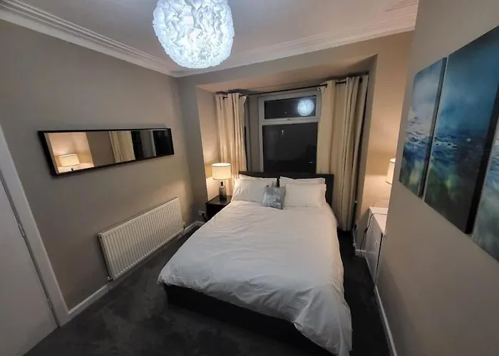 4 Bedrooms, 8 Min To Manchester City!