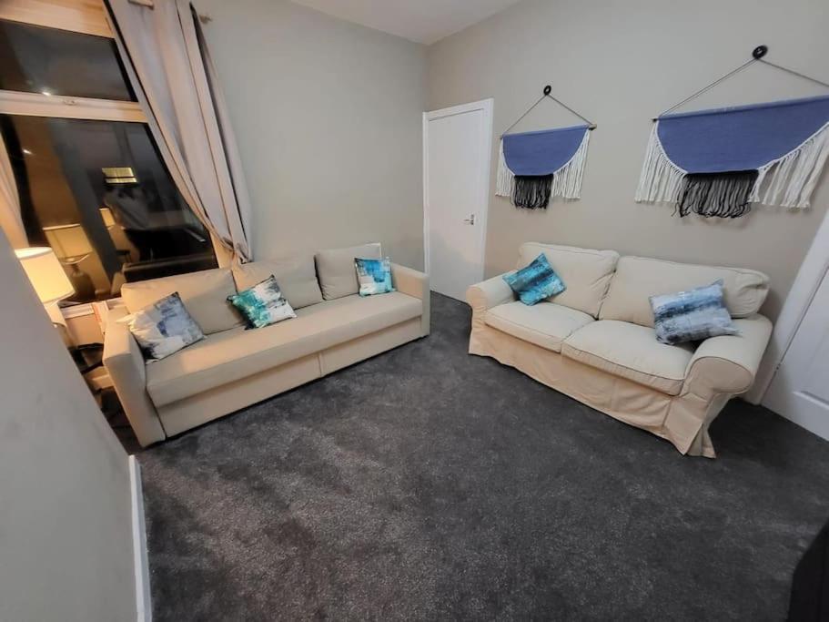 Holiday home 4 Bedrooms, 8 Min To City!