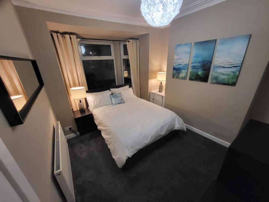 4 Bedrooms, 8 Min To City! * Manchester
